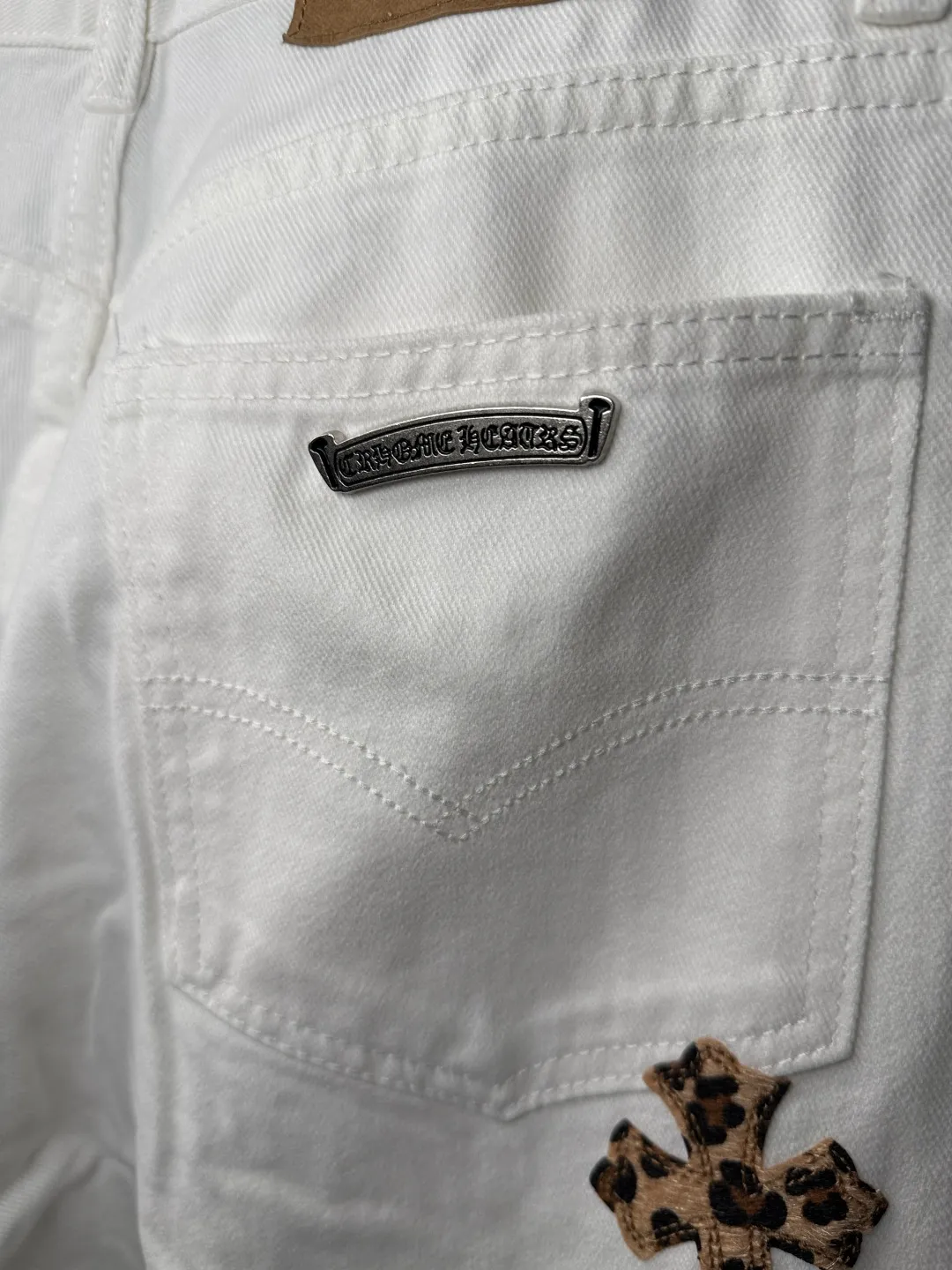 P240 💰 (Top version) Chrome Hearts/Chrome Hearts Classic white hand-painted leopard print series colorful leather cross washed color fabric unisex denim trousers Vibe style straight stacked god-level version Carbon fine bias denim color cloth Old vintage full set of hardware - Chrome Hearts white cow series The high version uses high-ounce custom fabrics, fermentation washing and soft color fixation, soft and thick to wear, the details are all made by hand-polished craftsmanship, all-over printed jacquard fabric Unique design style. Through multiple processes to create a full retro feel. Unique niche non-contrast shirt. Customized distressed spray-painted buttons. Craftsmanship in every detail. Color: white hand-painted leopard print. Size: 28-30-32-34 (corresponding to S-M-L-XL)